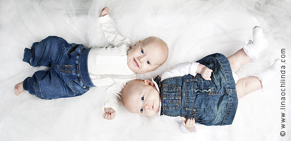 Babyfoto tvillingarna Ellie och Sam