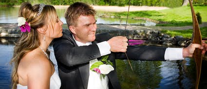 Bröllopspar med pilbåge.