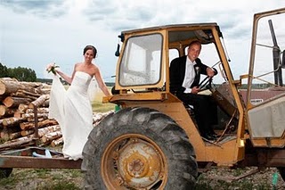 Bröllopspar på traktor