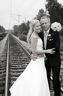 Brudpar vid en järnväg