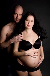 Vackert porträtt av gravid kvinna och man