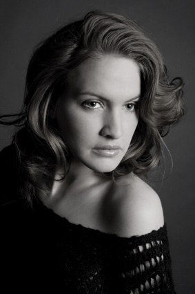 Porträtt av vacker kvinna